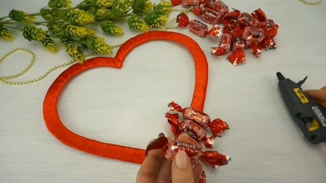 DIY Оригинальная Валентинка Сердечко из конфет на День Влюбленных. смотреть онлайн