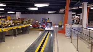 Машинки, карусель, детская скорая помощь, катаемся на карусели в Lavina Mall