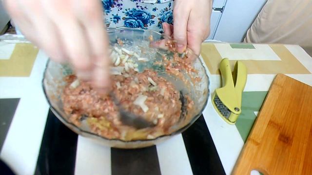 ОЛАДЬИ ИЗ МЯСНОГО ФАРША ТУШЕННЫЕ В СОУСЕ