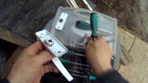 Заменить сломанную ручку входной двери