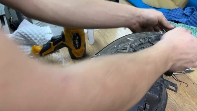 Замена стекол фар рестайлинг БМВ Е39- как самому снять стекло с фары в домашних условиях ? смотреть онлайн