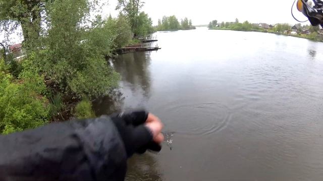 ТРУДОВАЯ РЫБАЛКА НА МИКРОДЖИГ С БЕРЕГА 2022 !!! смотреть онлайн