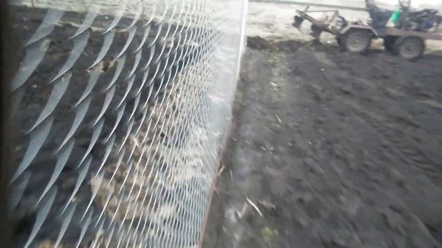 Пахота самодельным плугом 2х30 по навозу после небольшого мороза!!! смотреть онлайн