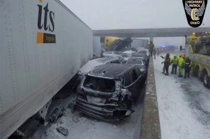 Мощная снежная буря накрыла США, погибли не менее 12 человек. На автомагистрали в Огайо столкнулись