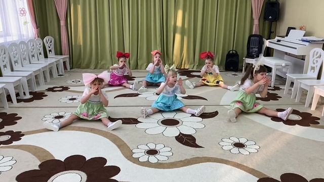 Танец "Мы маленькие куколки" средняя группа "Детский сад №7" города Ялуторовска смотреть онлайн