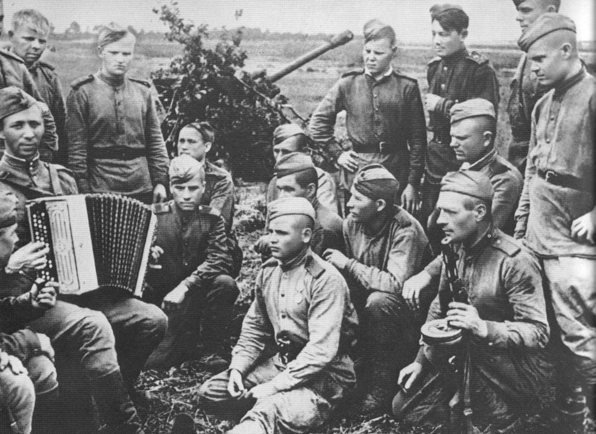 Военные песни 1945 года слушать. «В прифронтовом лесу» (1942). Солдаты поют на войне. Бойцы поют на фронте. Солдаты на привале с гармошкой.