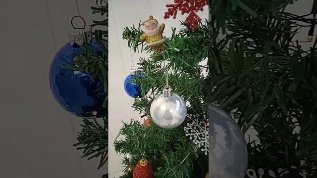 Ёлочка в дом к нам пришла и счастье принесла, дед Мороз и Хорошее Настроение в дверь к нам стучит.. смотреть онлайн