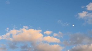 Очень красивое небо и облака  причудливых форм. Луна на небе. Невероятно красиво.