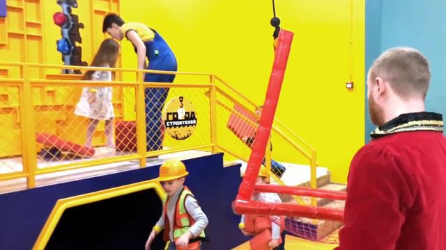 Строим самую большую башню в Городе строителей, чтоб потом ее всем вместе сломать смотреть онлайн