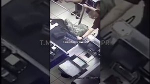 Днепр: военный спас кассиршу супермаркета с приступом эпилепсии