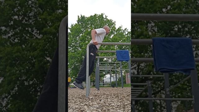 Отжимания на брусьях в день рождения. 62 года. смотреть онлайн