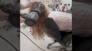 Как правильно сушить кудрявые волосы диффузором