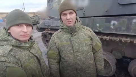 Военнослужащие в ЛНР показали, как чинят гусеничную технику