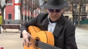 El guitarrista flamenco El Liebre de Cartagena toca unas bulerías en Malasaña