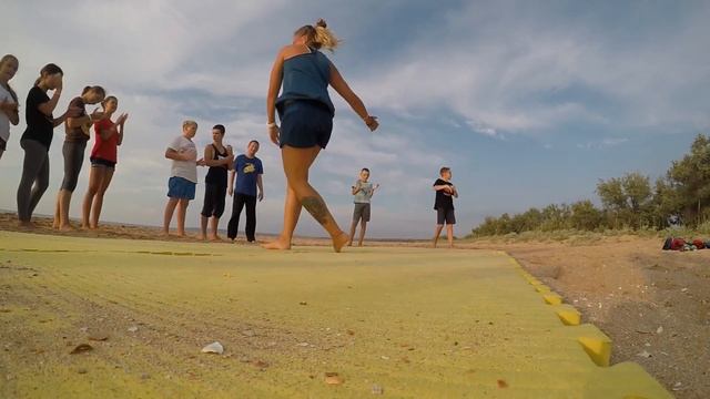 Вечернаяя тренировка на пляже в лагере смотреть онлайн