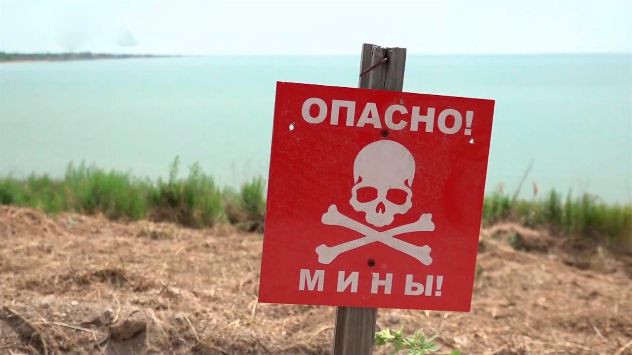 Сотни мин оставили после себя украинские националисты на берегу Таганрогского залива