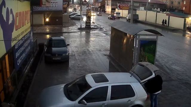 RVi-IPC52Z12 Вечер Авто Люди смотреть онлайн