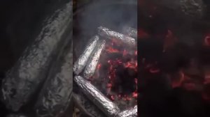 Кукуруза печёная в фольге на углях.