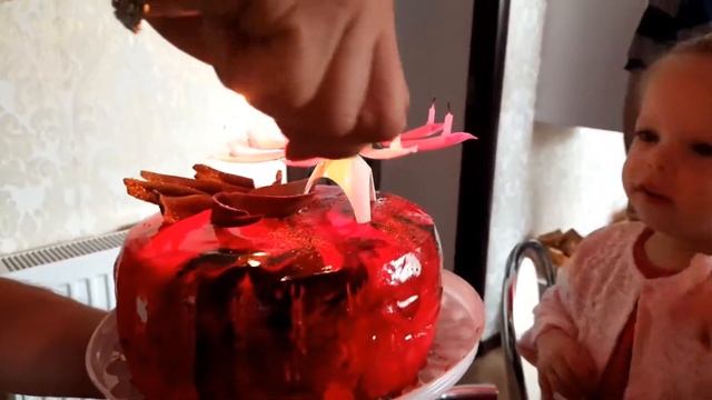 Ангелине 2 года. День рождение ребёнка. Задувает свечи . Свеча цветок. смотреть онлайн