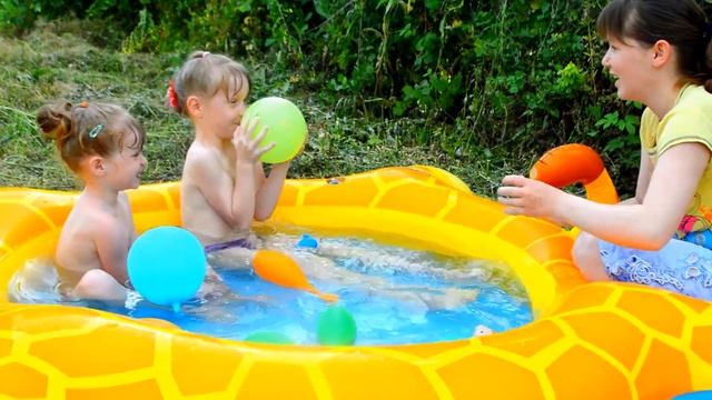 Лапусики купаются в надувном бассейне - надувной бассейн для детей игра съедобное несъедобное смотреть онлайн