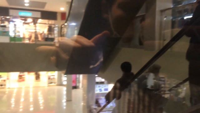 Вид из стеклянного лифта в торговом центре
