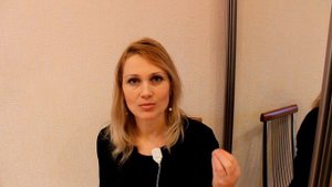 Он так смотрит на меня... что мурашки бегут