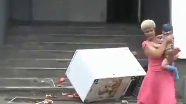 Уронили холодильник смотреть онлайн