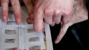 Как снимают отпечатки пальцев