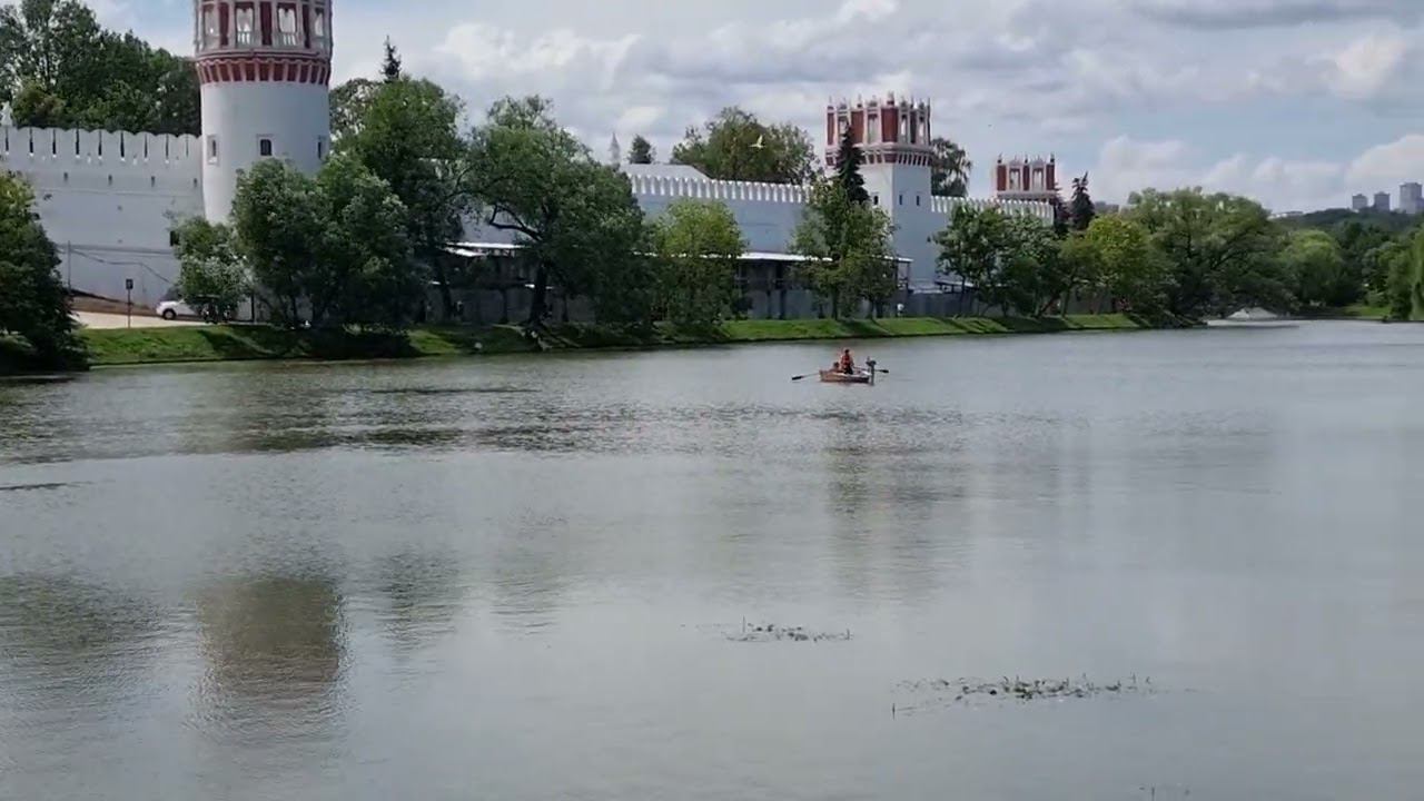Москва пруд Новодевичьего монастыря.