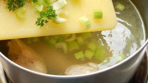 Куриный суп с лапшой роллтон