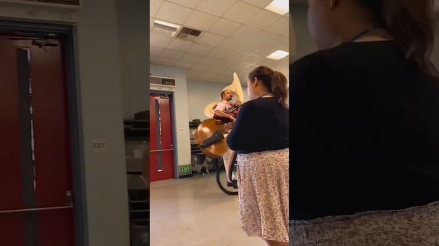 Вот так выглядит контрабасист-тубист одновременно смотреть онлайн
