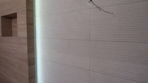Стена с подсветкой в ванной