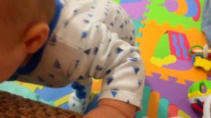 Ребенок впервые встает на ноги