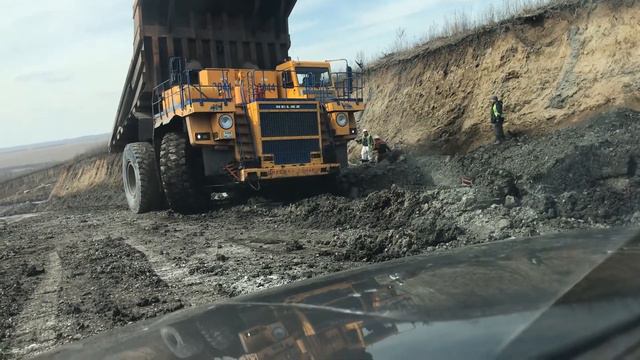 Белаз 130т выезжает из грязи ещё интереснее в Инстаграм @belaz_kuzbass смотреть онлайн