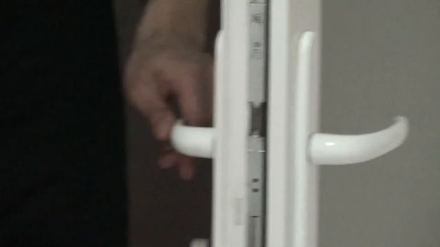 Нажимной гарнитур и замок с язычком на металлопластиковых дверях