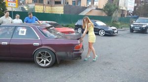 Девушка поднимает машину