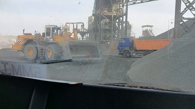 Погрузка щебня в самосвал. смотреть онлайн
