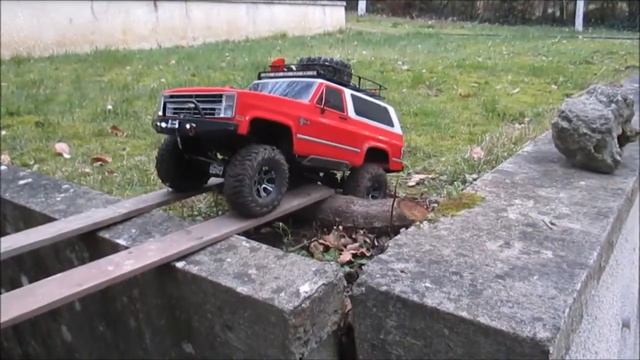 Petit parcourt dans le jardin - Vaterra Chevrolet Blazer k5 Ascender 1986 смотреть онлайн