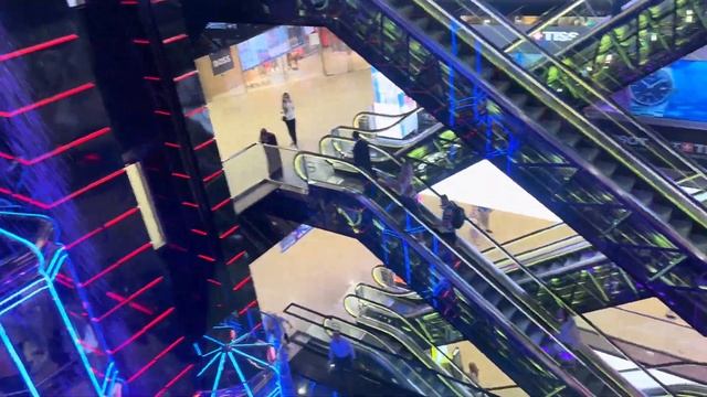 Лифт в торговом центре «Европейский», в городе Москва // 21 июня 2023 года