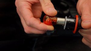 2022 Hyundai Solaris - Замена ламп в передних фарах