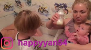 Как малыш Ян кормит младенца.