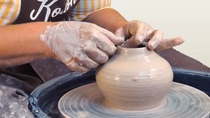 Усеченная форма закрытого шара из глины на круге