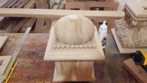 Поэтапное изготовление резного столба из дерева.Staged production of a carved wooden pole.