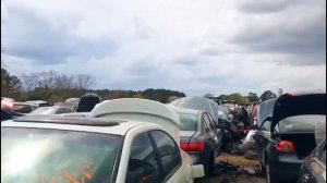 Авторазборка самообслуживание! Сотни битых машин! Такой вид авторазбора вижу впервые! Авторазбор!