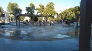 Дети и фонтан