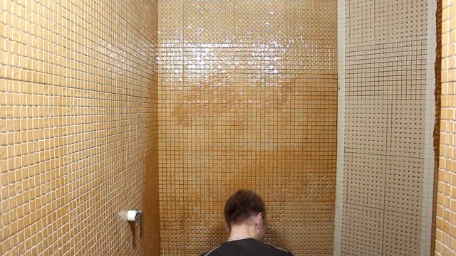 Фуговка (затирка) мозаики в два цвета фуги (затирки). смотреть онлайн