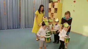 "С барабаном ходит ежик"
