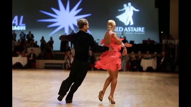 Танцуют Riccardo Cocchi and Yulia Zagoruychenko ! Цыплёнок жареный, Группа _Чёрная кошка_ смотреть онлайн