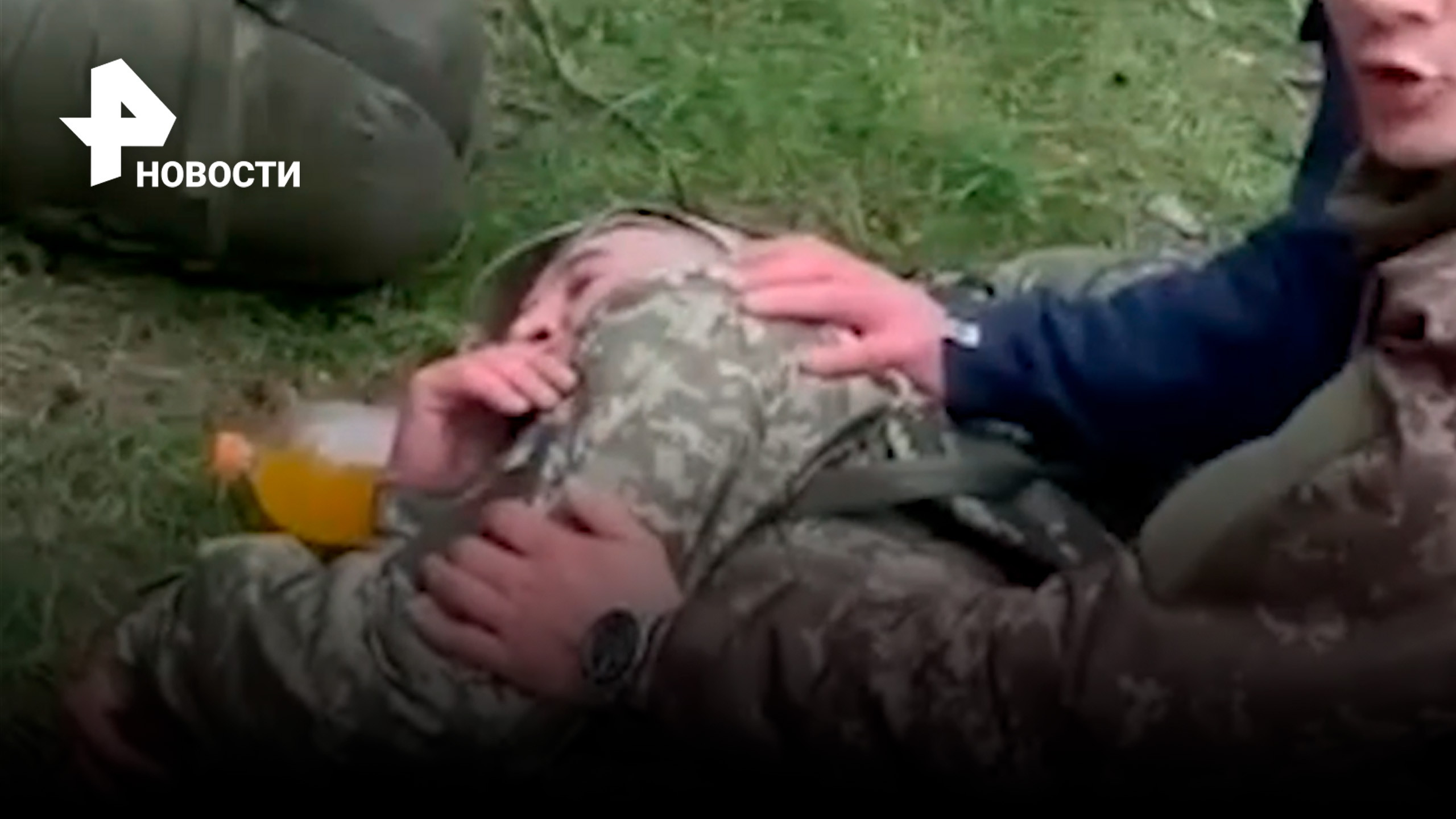 Раненых украинских десантников бросили в лесу, бойцов валят приступы / РЕН Новости