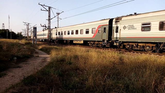ВЛ10 - 1888 с поездом Евпатория - СПб заезжает на станцию Евпатория - Товарная! смотреть онлайн